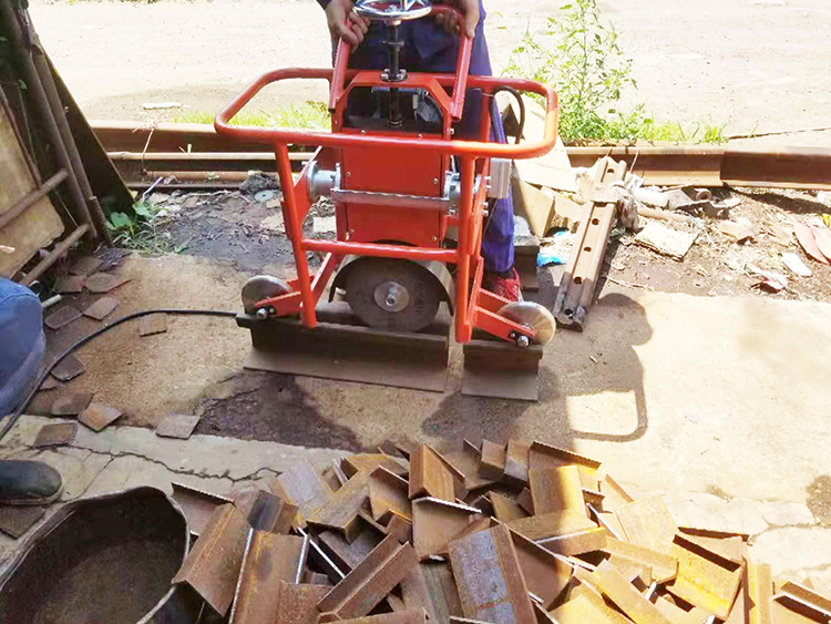 FMG-3.0型内燃(ran)槽型軌(gui)仿形打(dǎ)磨機